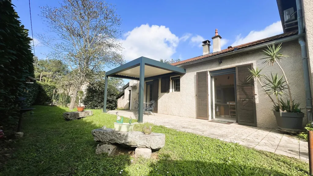 Jardin - Villa avec Panneaux Solaires à Dardilly