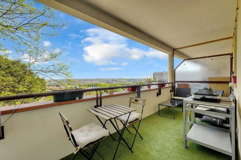 Balcon - Appartement T3 avec Vue Panoramique et Terrasse à Haut Guilhemery