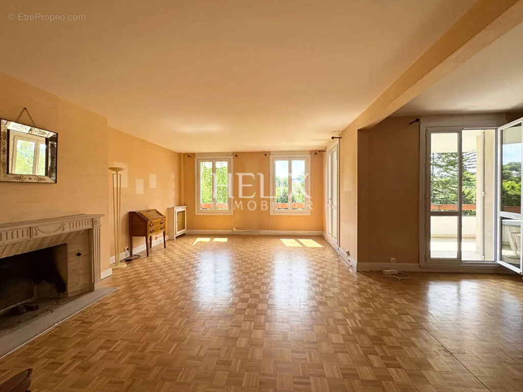 Soggiorno - Spacious Apartment with Balcony in Louveciennes