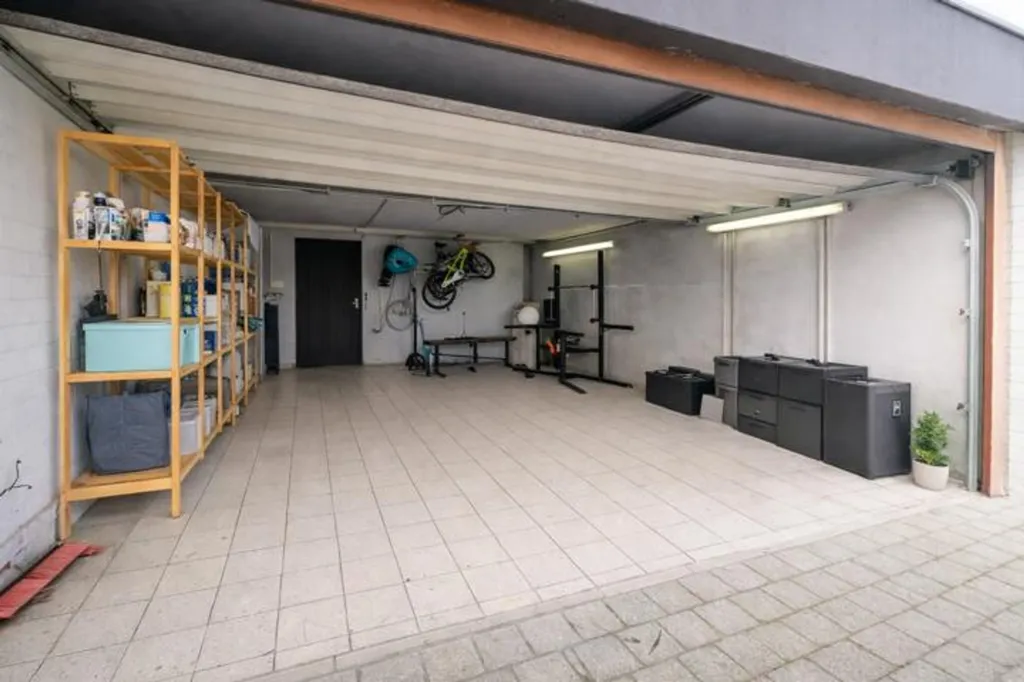Garage - Spacious 4-Front Villa in Sint-Pieters-Leeuw