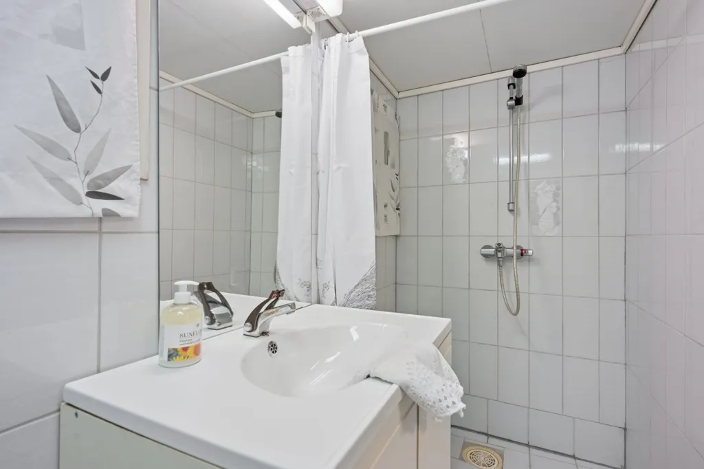 Salles de bain - Three-Storey Townhouse with Sea View in Sola