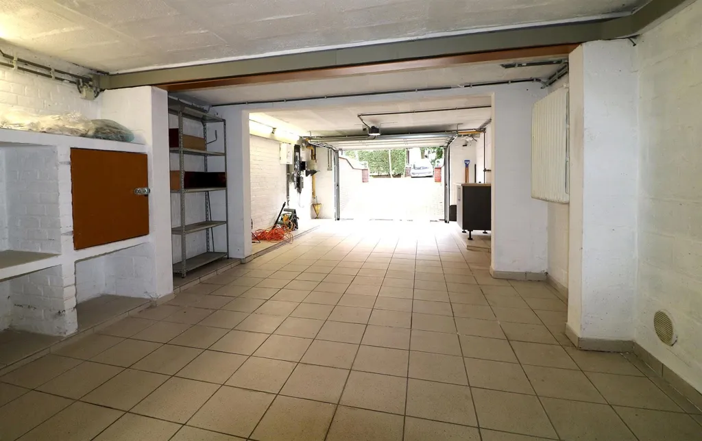 Garage - Maison avec terrasse et jardin à Auderghem