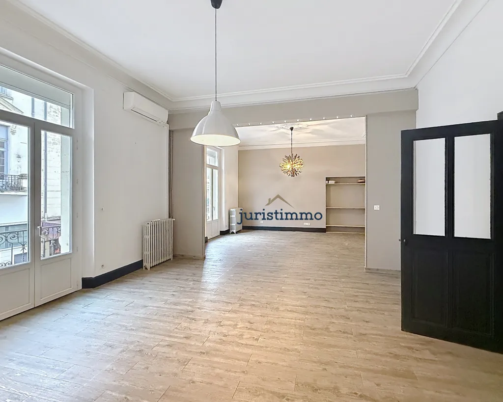 Elutuba - Haussmannian Apartment with Covered Terrace in Orange