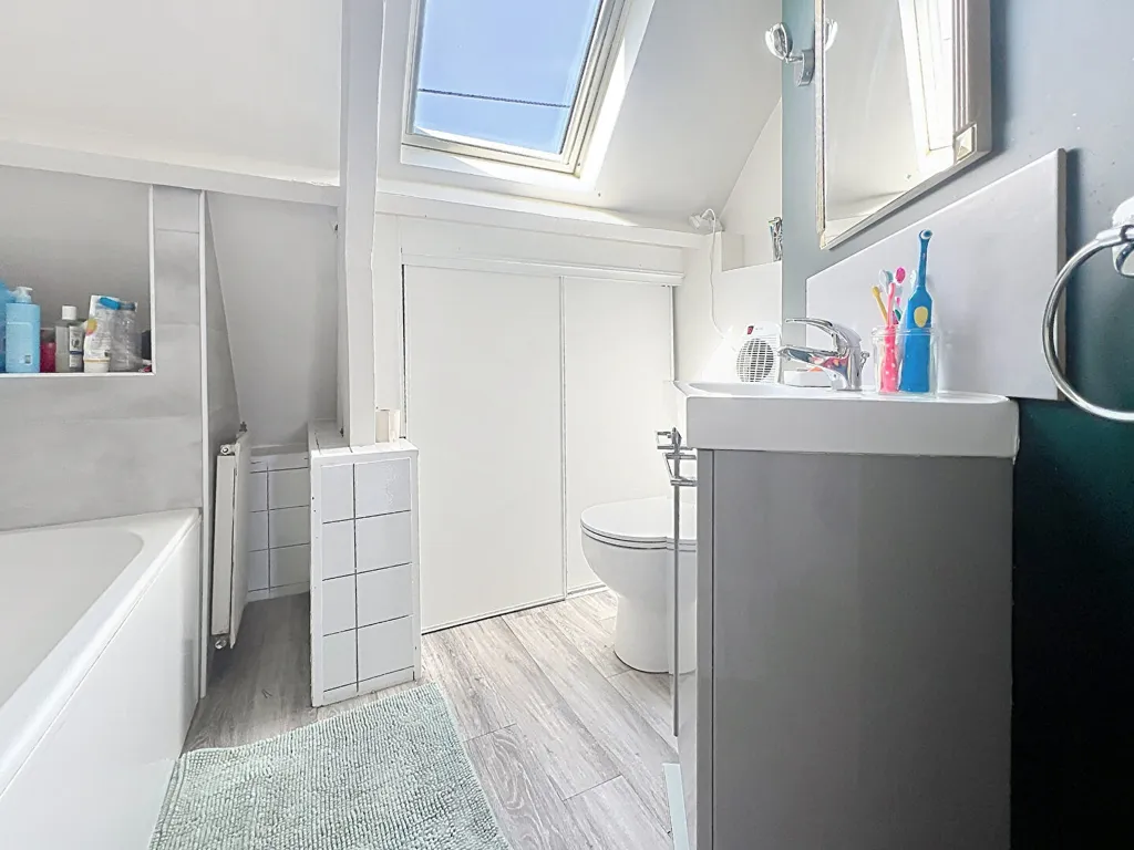 Salles de bain - Maison Jumelée avec Jardin et Garage à Caen
