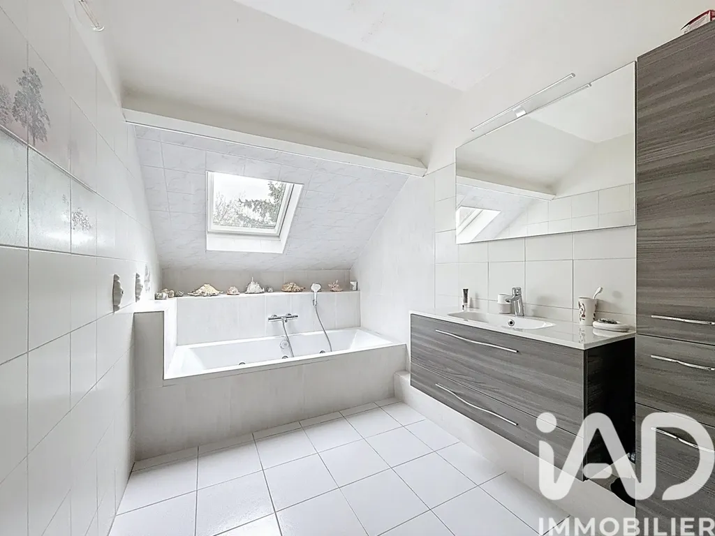 Badezimmer - Charming Villa with Garden in Port-Aviation