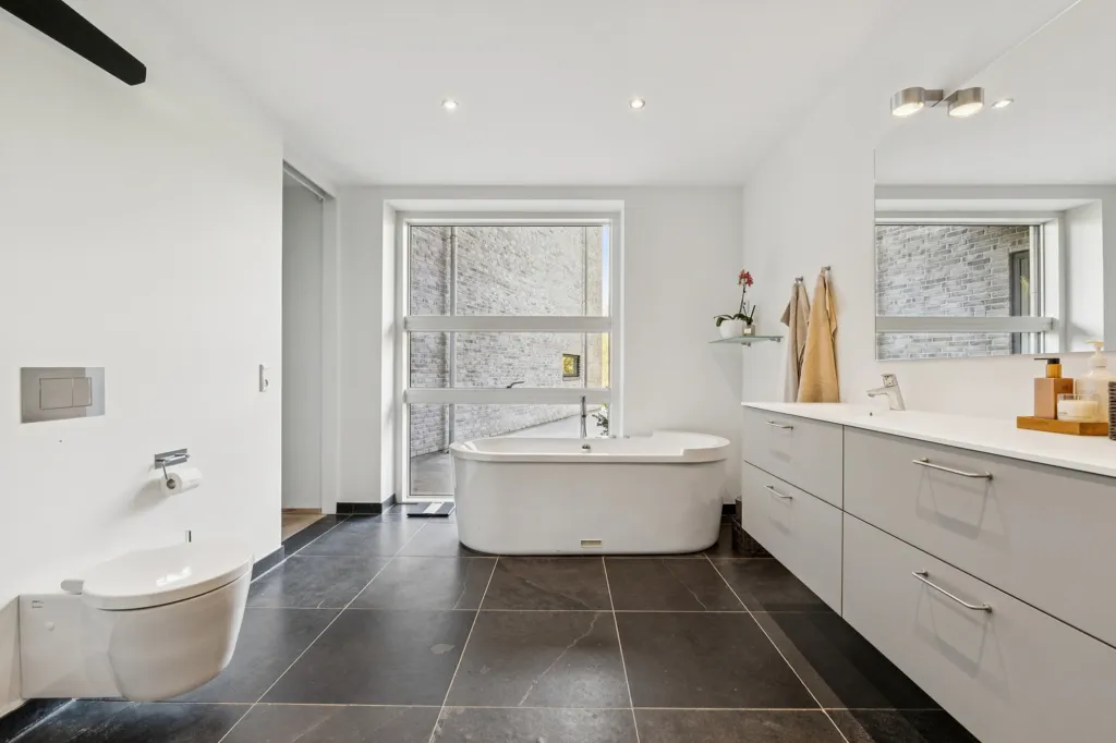 Salles de bain - Modern House with Stringent Architecture in Stouby