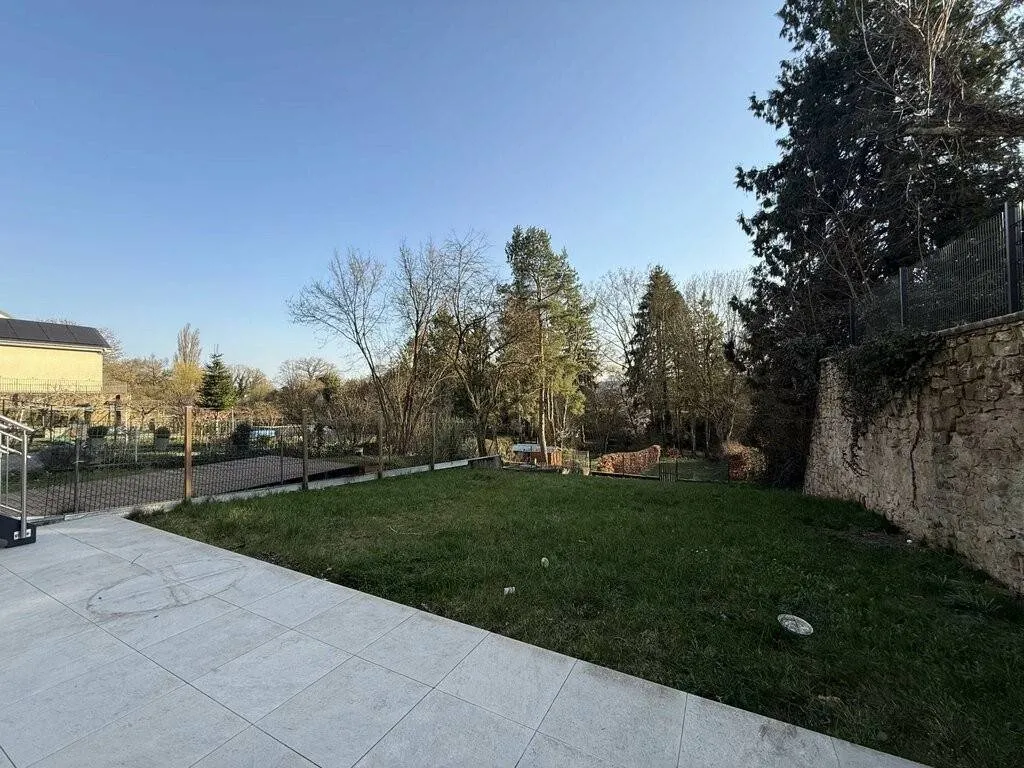 Aed - 5-Bedroom House with Multiple Uses in Luxembourg