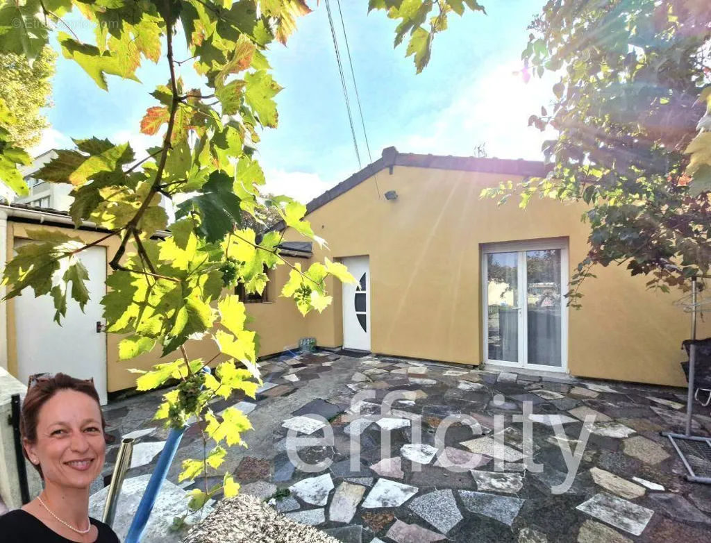 Terrass - House with Terrace and Garden in Bondy