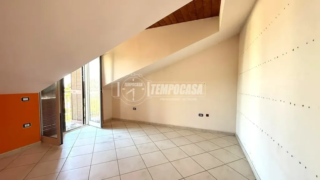Rooms - Mansarded House with Balcony in Villaricca