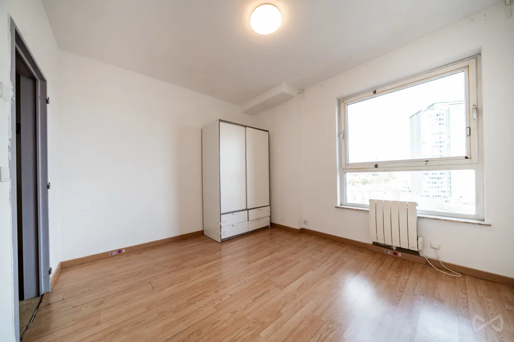 Pièces - Appartement avec Balcon dans le Centre de Charleroi