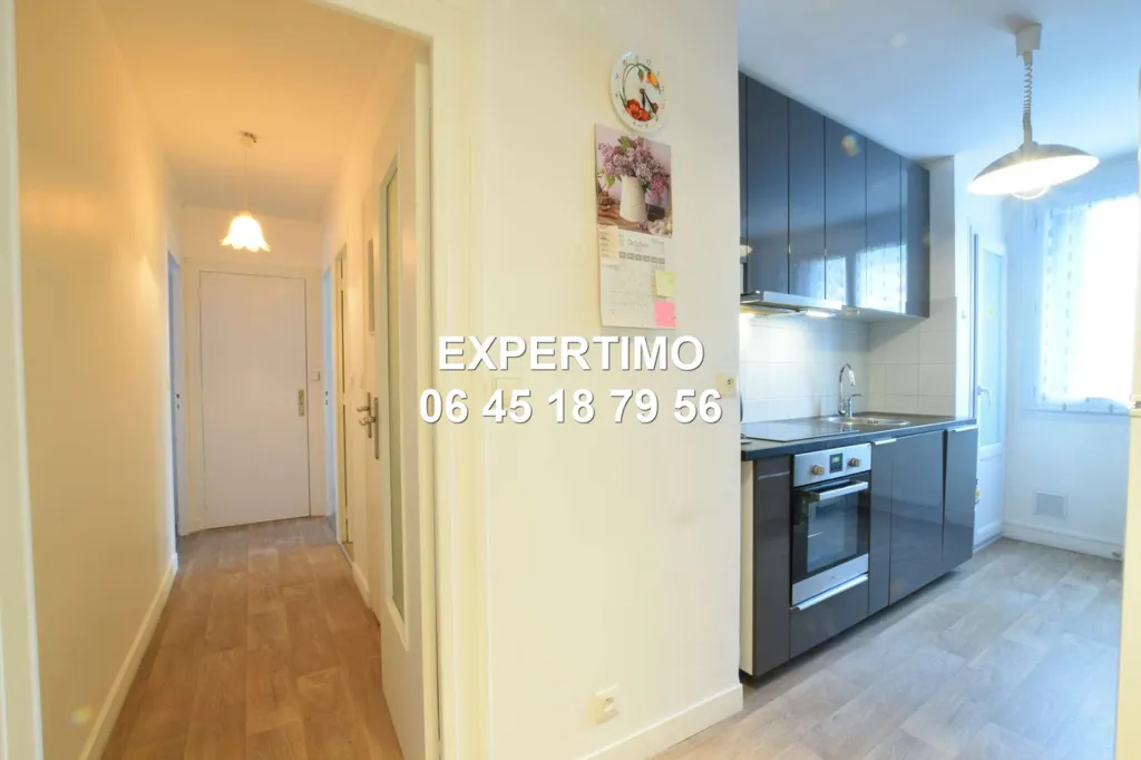 Cuisine - Appartement Rénové avec Balcon et Vue Montagnes à Voiron