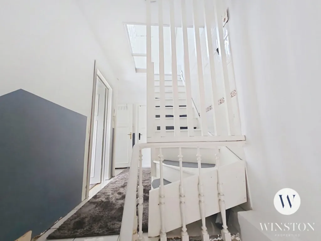 Rooms - Investment Triplex with Terrace in Central Location