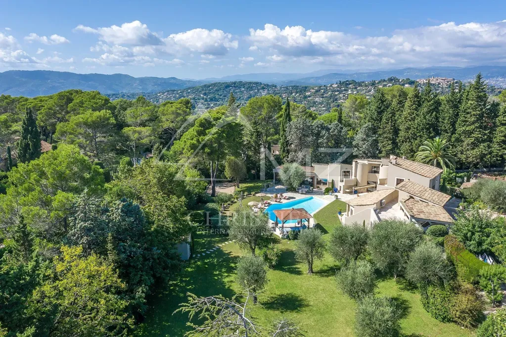 Vue aérienne - Villa Familiale avec Piscine à Mougins