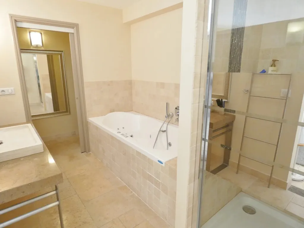 Salles de bain - Villa avec Vue Dominante sur le Vieux Village à Mougins
