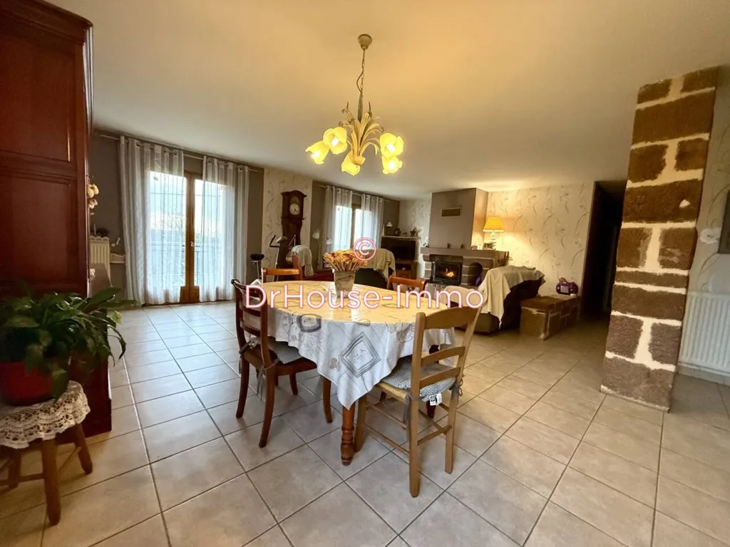 Salle à manger - Maison Traditionnelle avec Balcon à Dampniat
