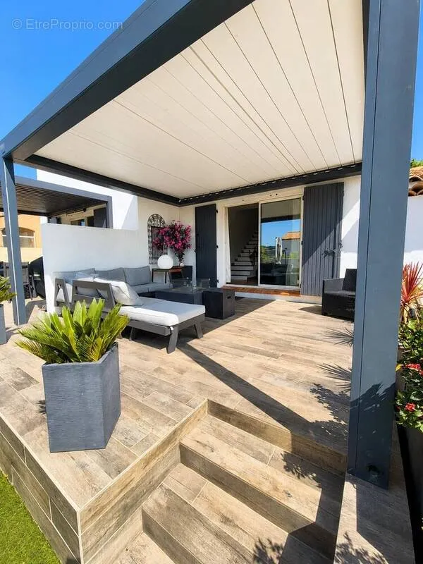 Terrasse - Maison Mitoyenne avec Spa de Nage à Coudoux