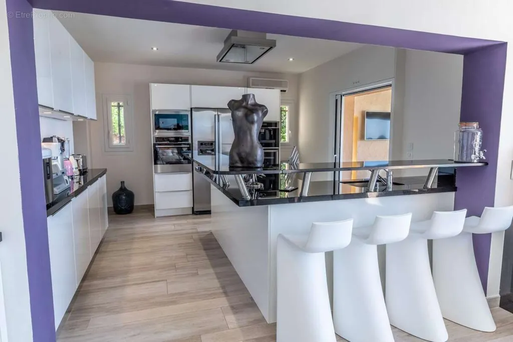 Cuisine - Villa Rénovée avec Vue Mer à Saint-Raphaël