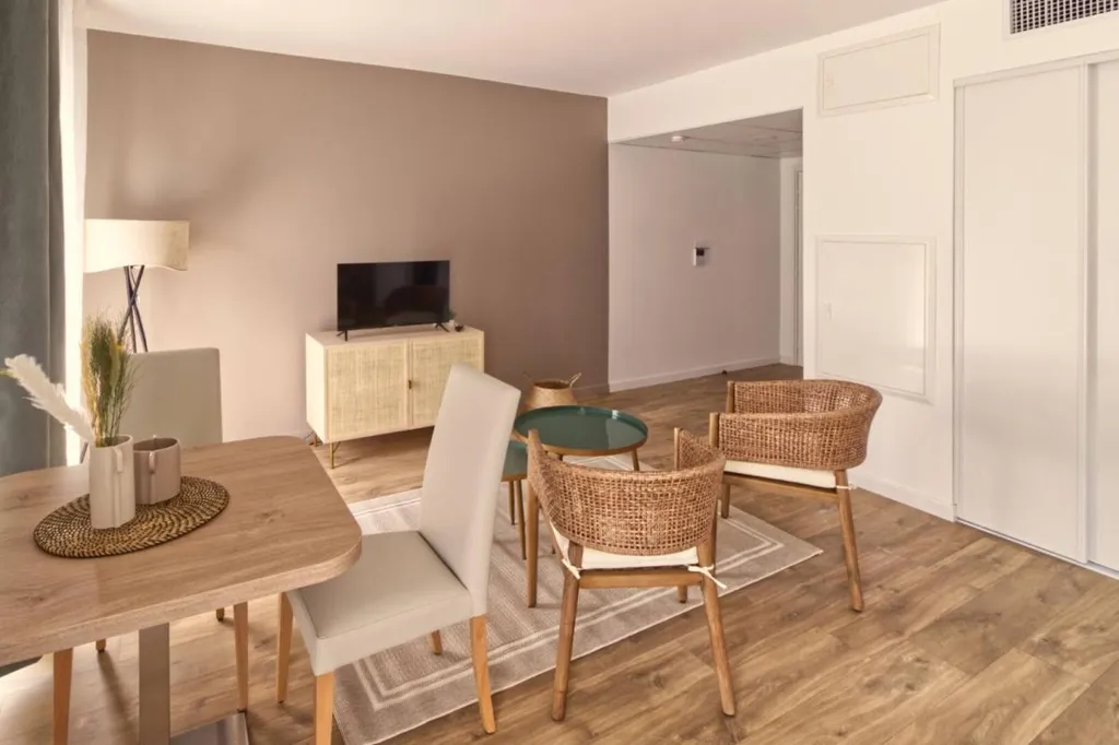 Living Room - Meubled Apartment in Central Location