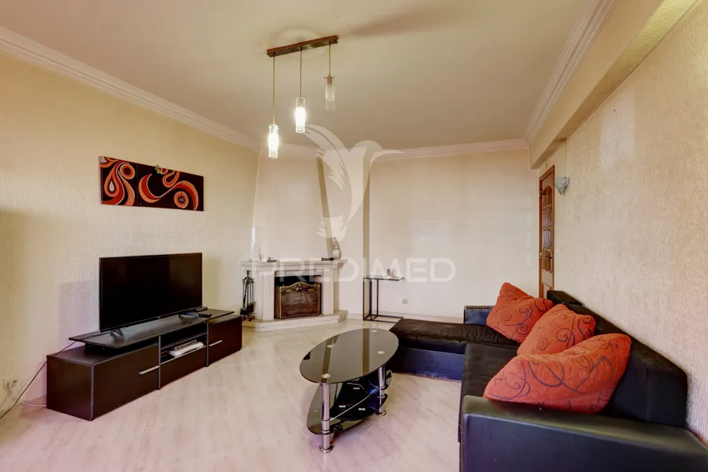 Elutuba - T2 Apartment with Fireplace in Monte Abraão, Queluz
