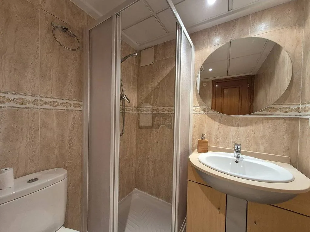 Bathrooms - 1-Bed Flat with Garden on Avenida Francia
