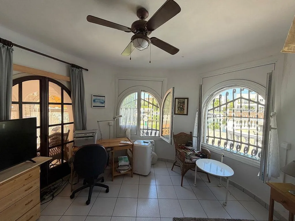 Kabinet - Chalet with Private Marina in Empuriabrava