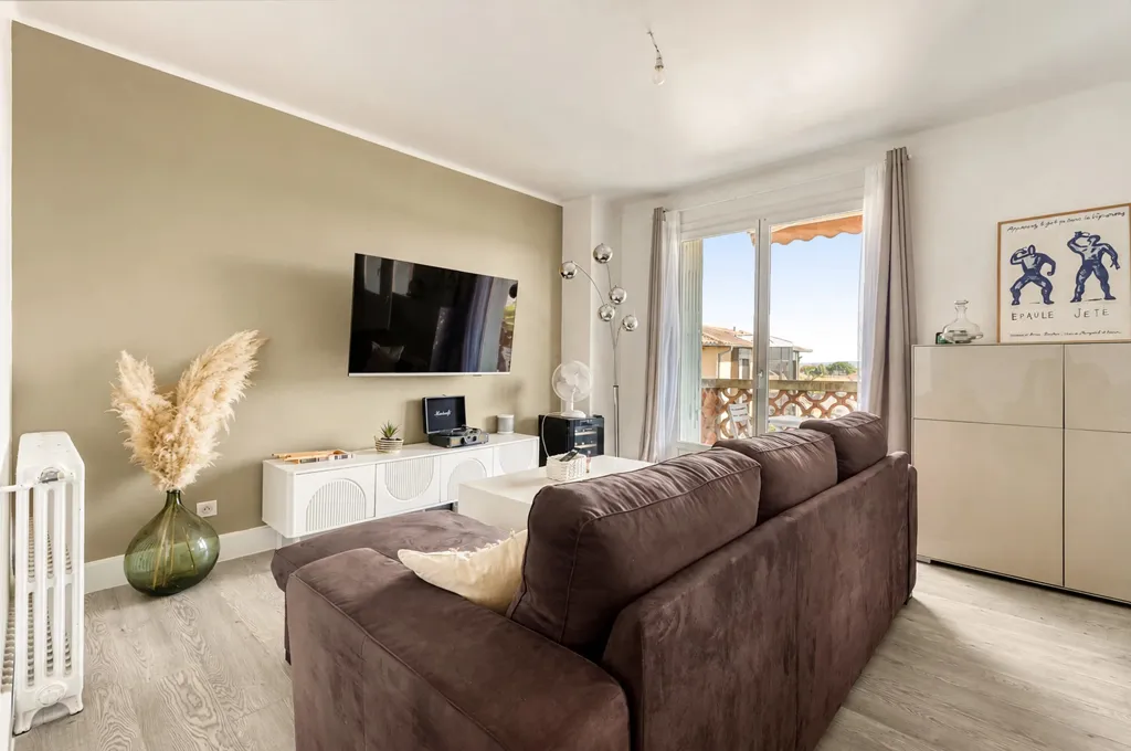 Séjour - Appartement T3 Rénové avec Terrasse à Dernier Étage