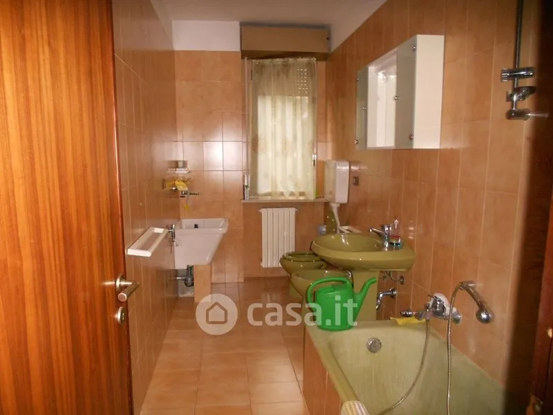 Salles de bain - 4-Bedroom Apartment with Balcony in Novara