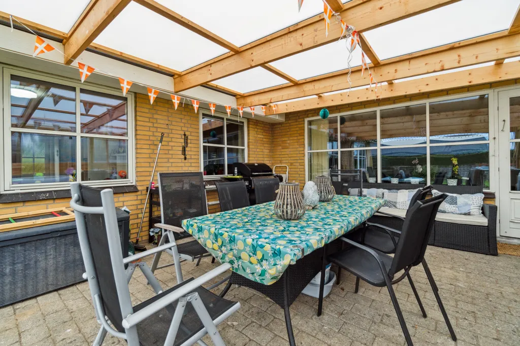 Terrace - Villa with Play Area near Give