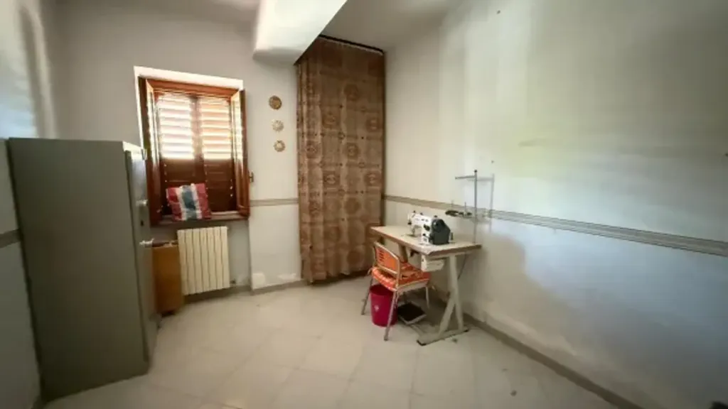 Bureau - Ground Floor Apartment with Garden in Benevento