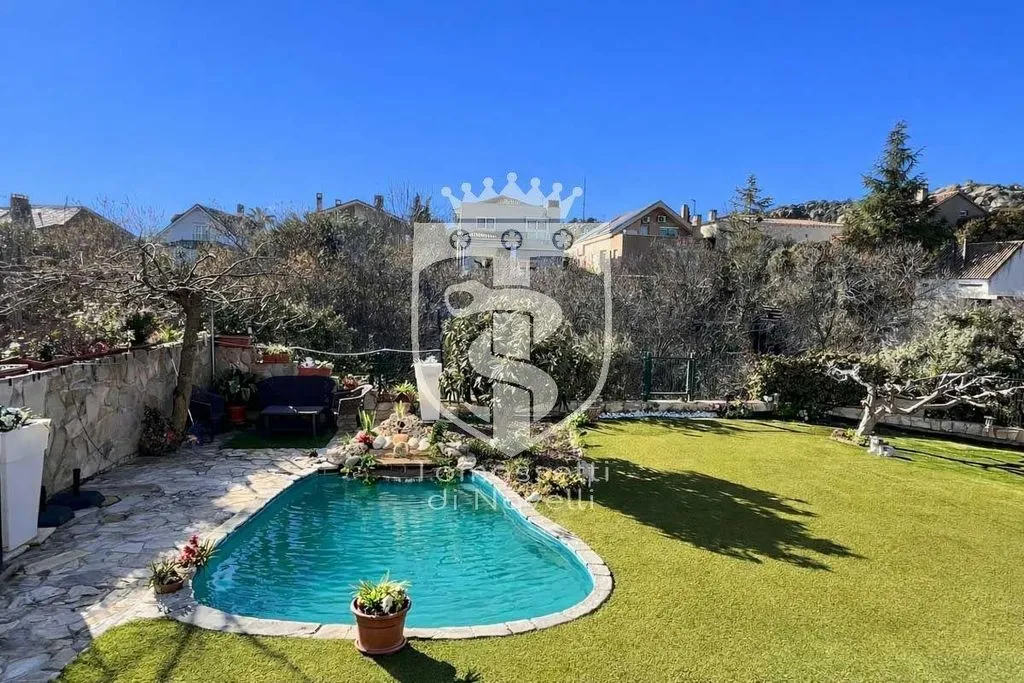 Bassein - Detached House with Multiple Units in Torrelodones