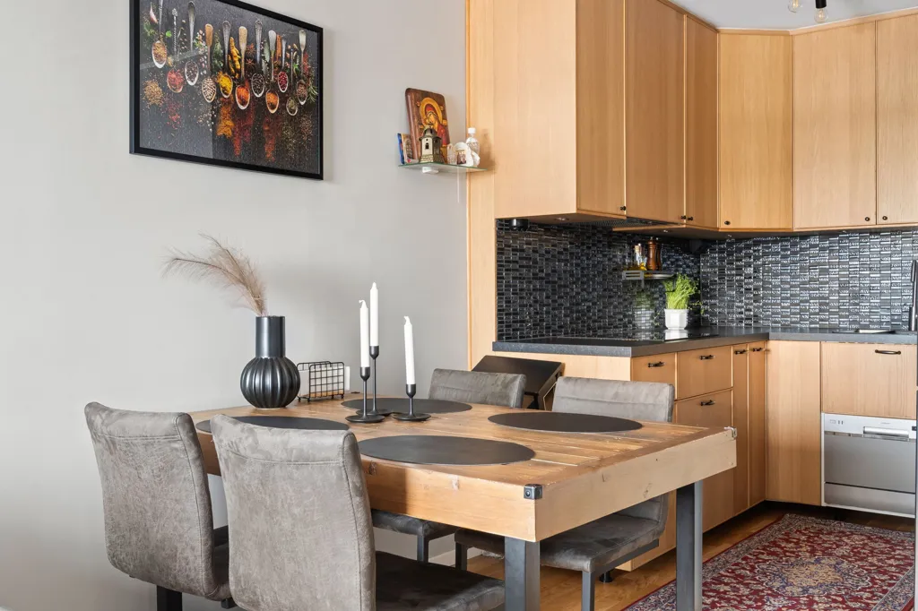 Salle à manger - Renovated Apartment with Järvafältet View in Akalla