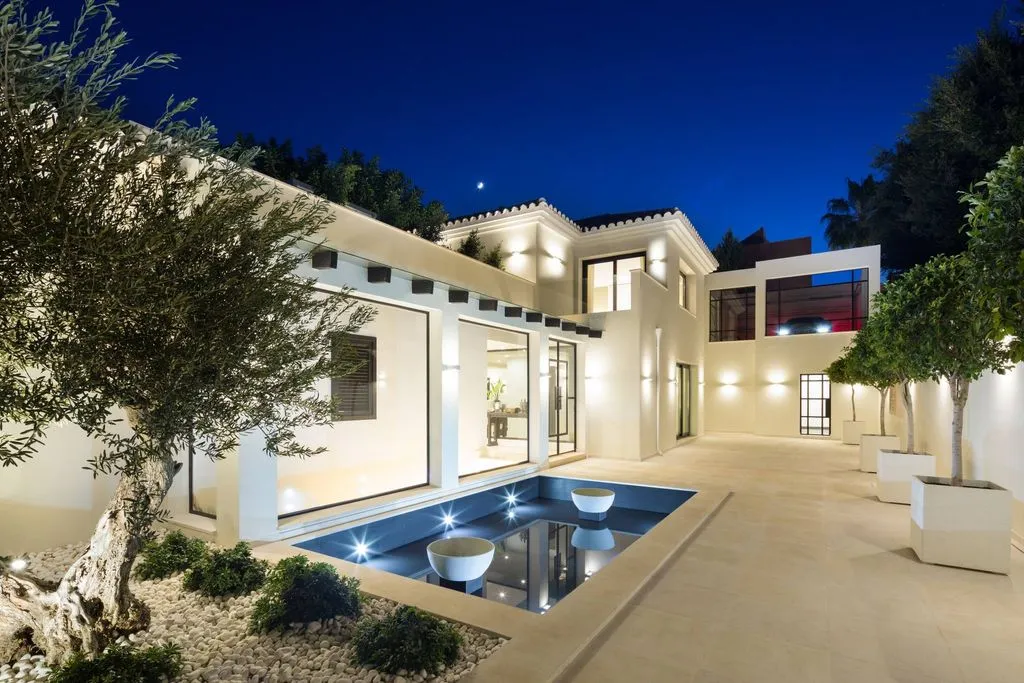 Piscine - Contemporary Villa with Golf Views in Nueva Andalucía