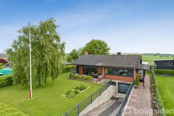 Vue aérienne - 1960s Villa with Garden View in Gunderup