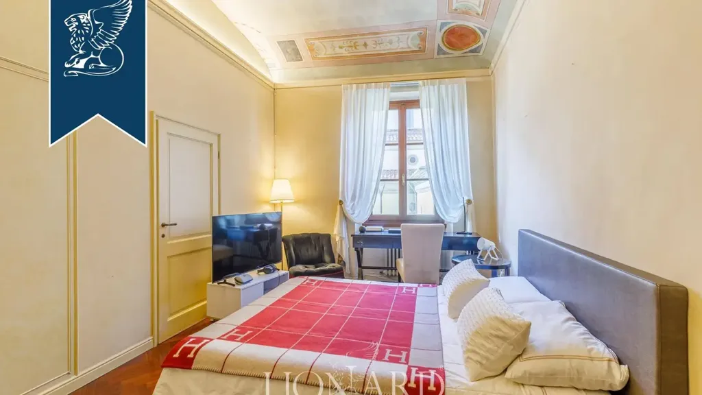 Bedrooms - Historic Attico with Decorated Facade in Florence