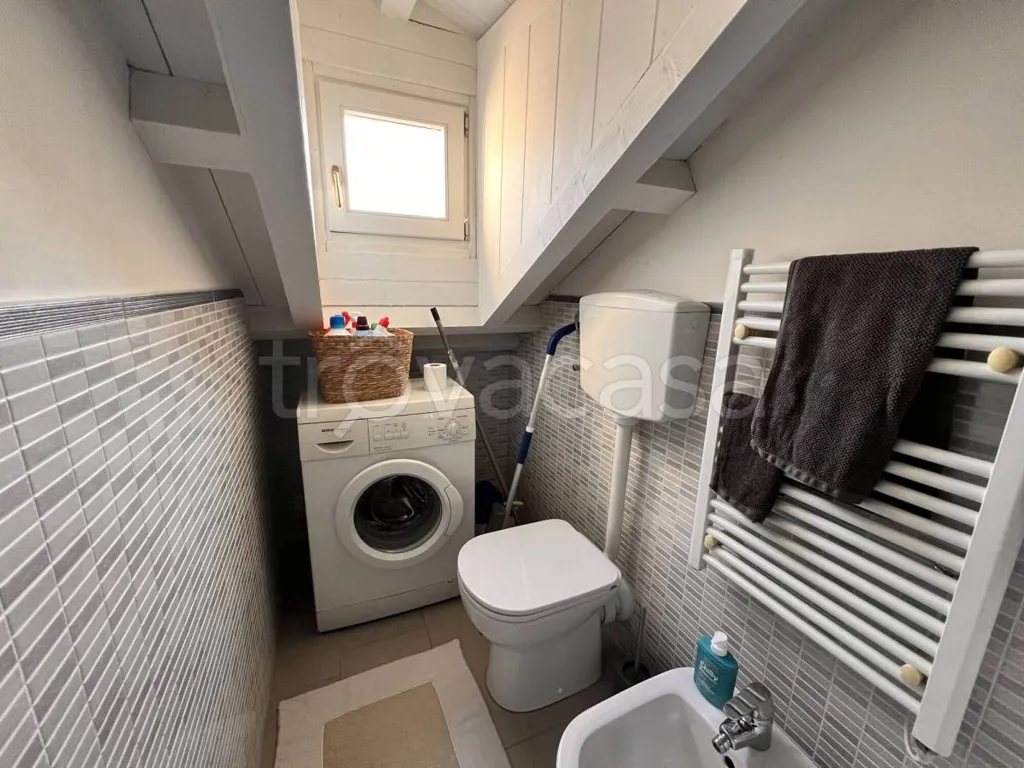 Bagni - Mansarda ristrutturata con balcone a Torino