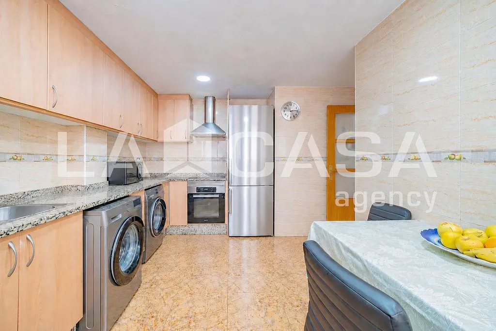 Cuisine - Spacious Apartment with Metro Access in Vara de Quart