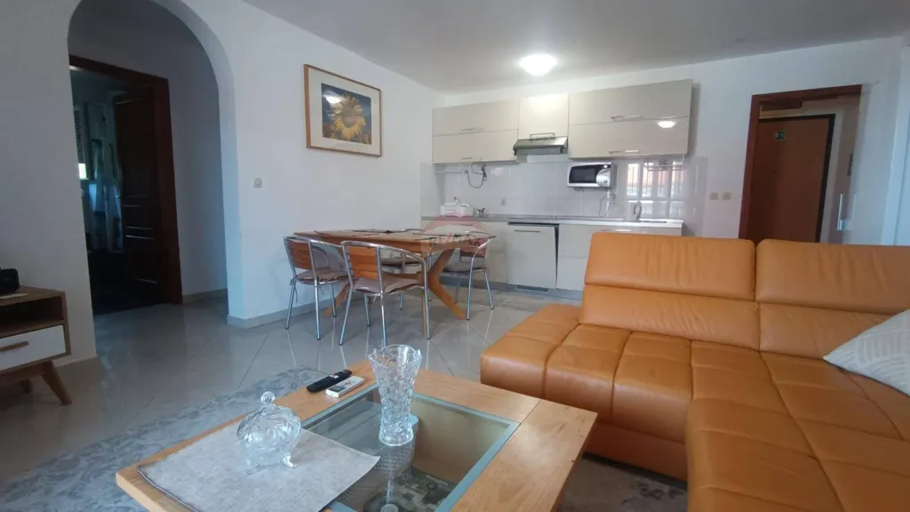 Elutuba - Two-Bedroom Apartment with Sea View in Brtonigla