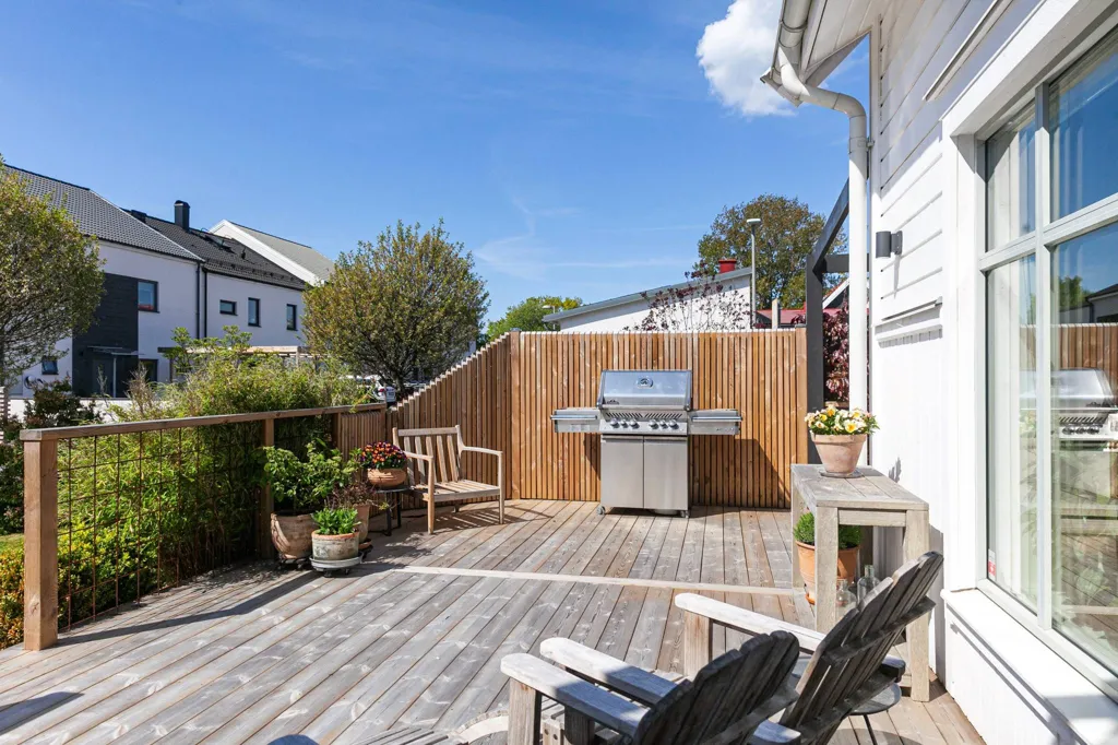 Terrass - Charming Villa with Pool in Suburban Area