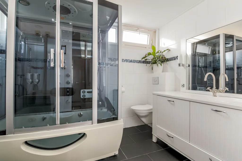 Salles de bain - Modern Corner House with Solar Panels in Atolwijk