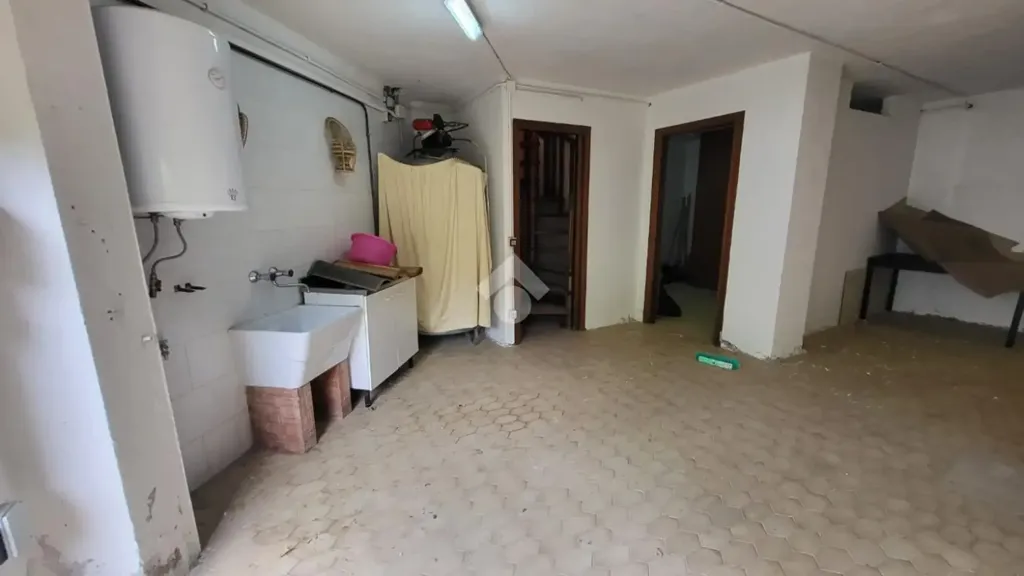 Garage - Villa with Private Garden in Pietrastornina