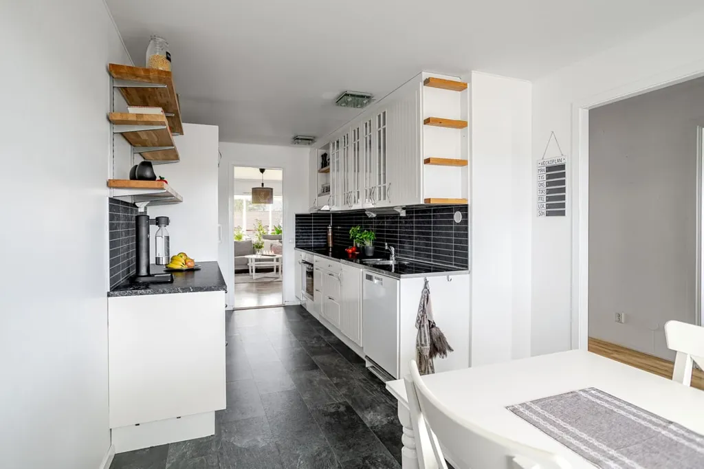 Cuisine - Apartment with Two Balconies in Brf Storklas
