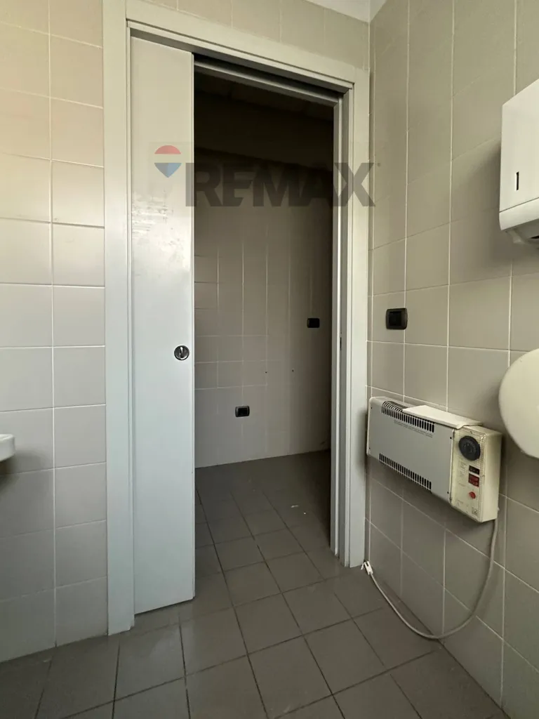 Vannitoad - Commercial Space with 3 Vitrines in Riccione