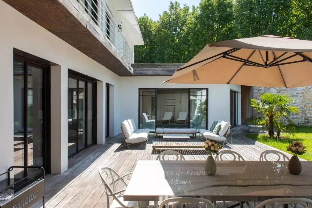 Terrasse - Maison Contemporaine avec Piscine à Fontainebleau