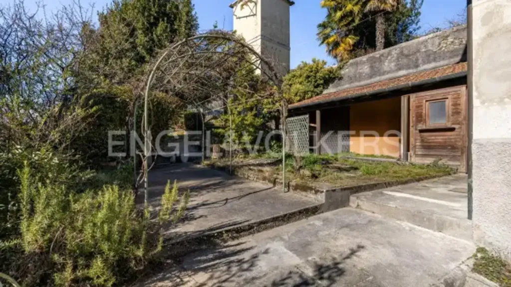 Aed - Historic Villa with Lake View in Bee