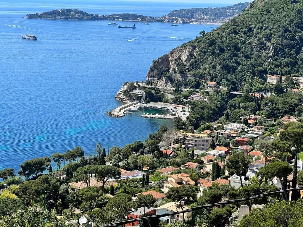 Luxury Apartment with Sea View in Èze