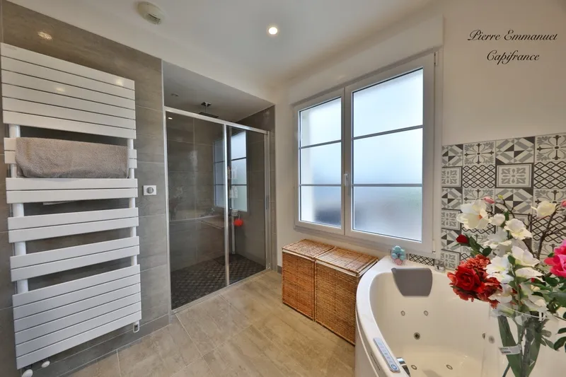 Salles de bain - Villa Contemporaine avec Piscine à Saint-Ambreuil