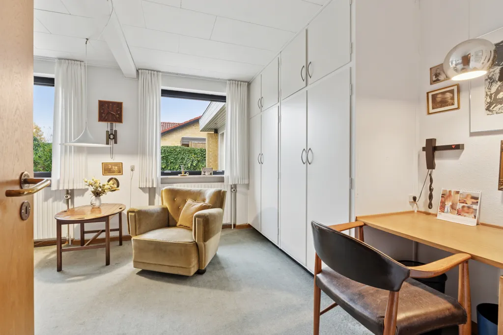 Bureau - Villa with Garden in Herning