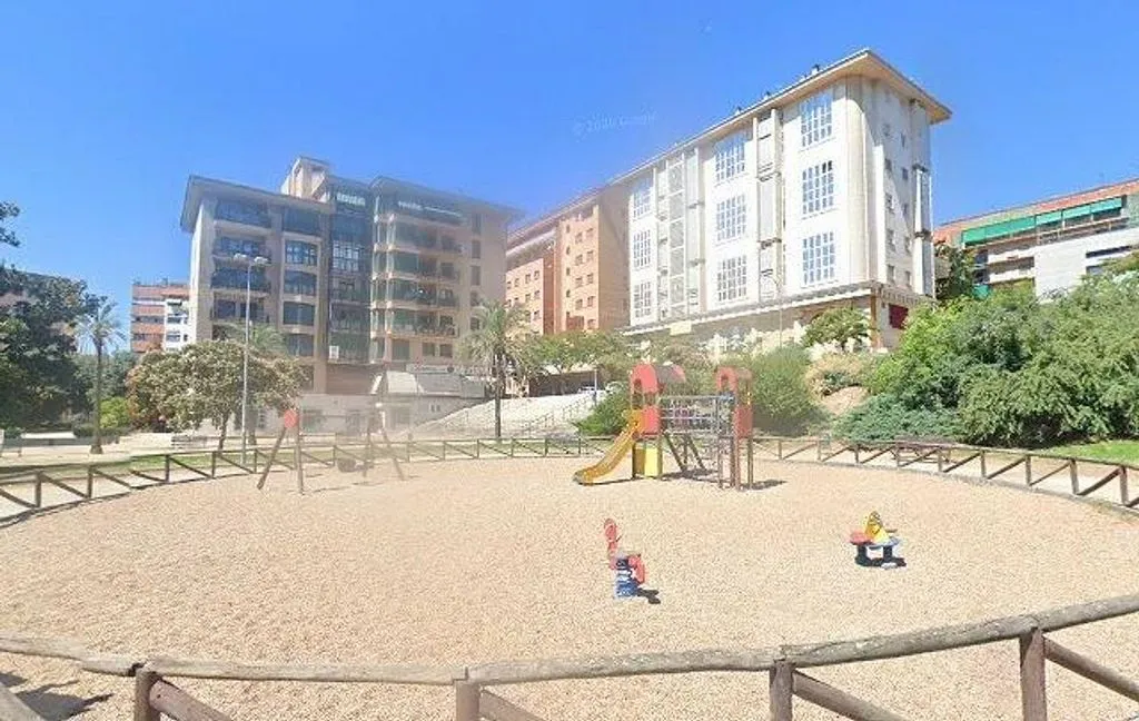 Occupied Flat with 4 Bedrooms in Cáceres Centre