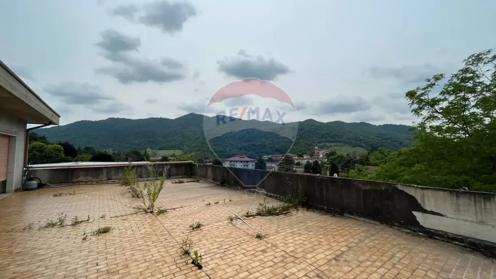 Terrass - Multi-Level Apartment with Terrace in Caprino Bergamasco