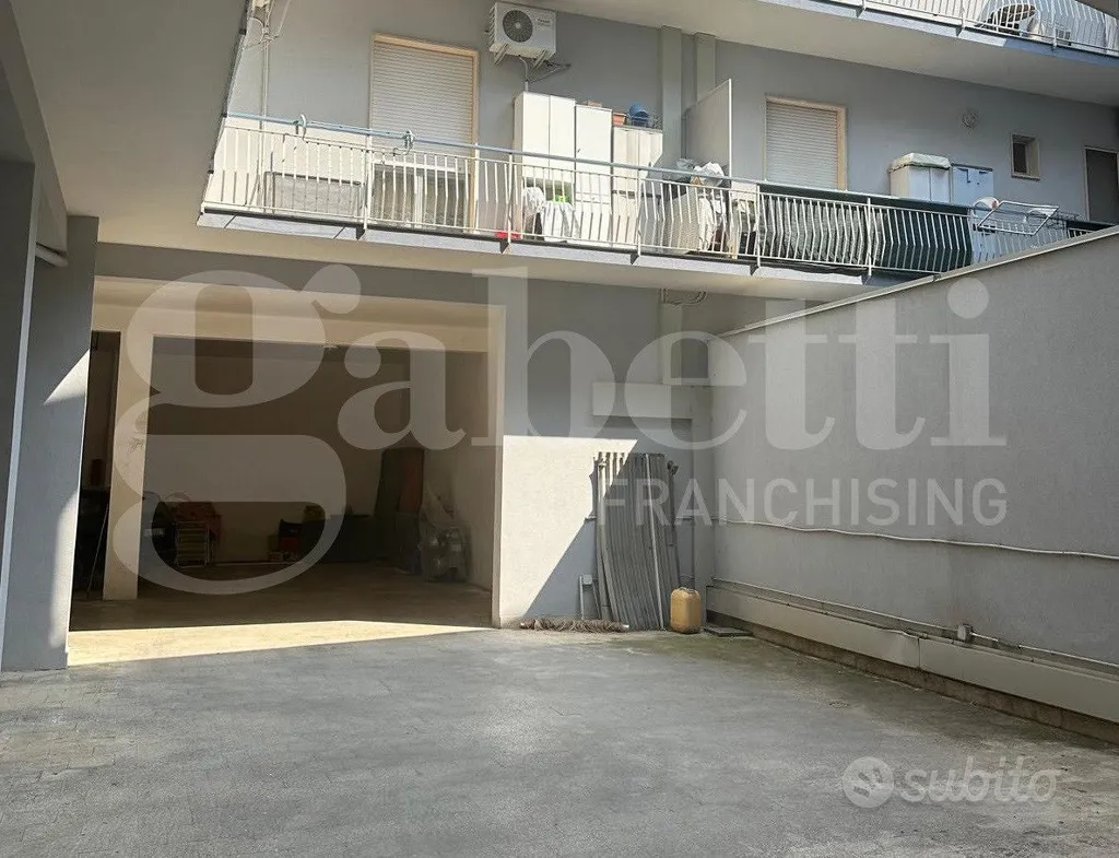 Garaaž - Apartment with Balconies in Floridia